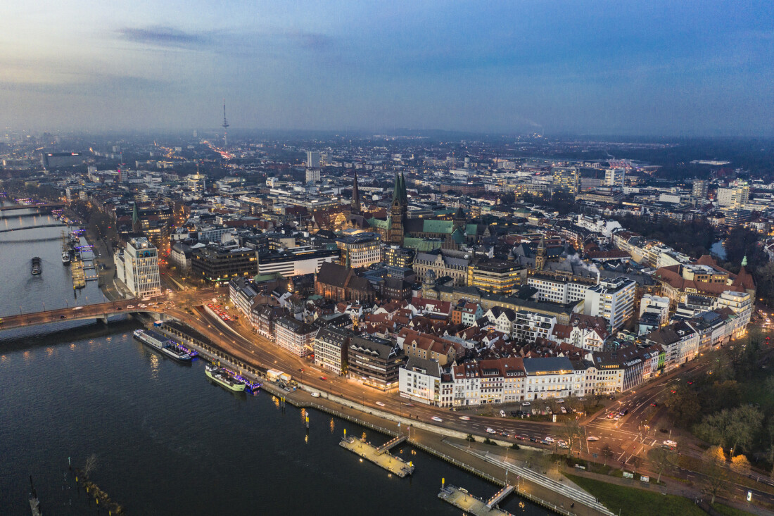 Bremer Altstadt an der Weser am Abend